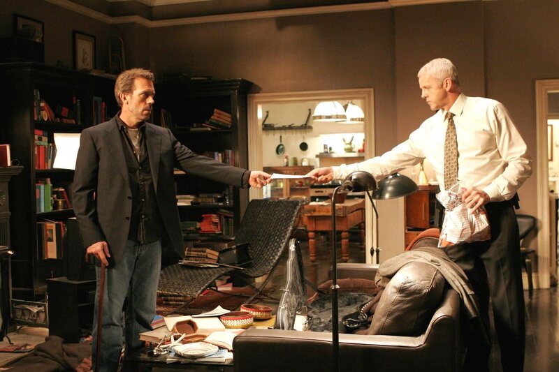 Am liebsten würde Michael Tritter (David Morse, r.) Dr. House (Hugh Laurie, l.) dauerhaft hinter schwedischen Gardinen sehen … – Bild: Fox Broadcasting Co.