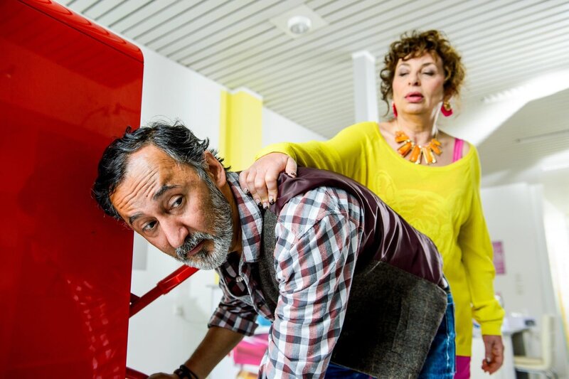 Safi Edemir (Ercan Durmaz) und Wanda Dewald (Teresa Harder). – Bild: ORF/​ZDF/​Willi Weber