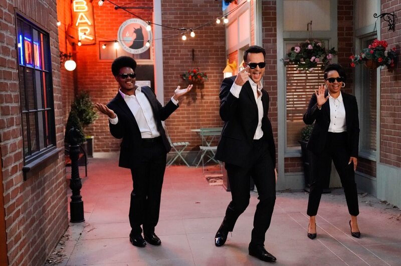 (v.l.n.r.) Carter (Julian Gant); Max (Cheyenne Jackson); Randi (Kyla Pratt) – Bild: Warner Bros. Entertainment Inc.