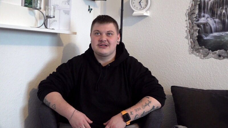 S12E51: Damian hat dagegen Grund zur Hoffnung – nach langer Jobsuche darf der 26-jährige Transmann bald eine Verkäufer-Ausbildung beginnen. – Bild: RTLZWEI