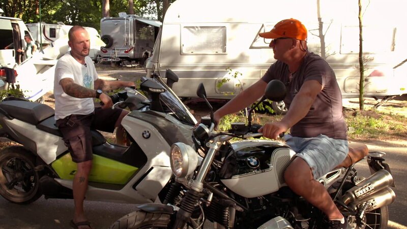 Roger Groß (right) on a motorcycle – Bild: Warner Bros. Discovery