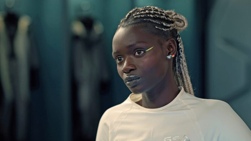 Sitar (Monica Joseph) nimmt gründliche medizinische Untersuchungen vor. – Bild: NDR/​Sklan&Ka