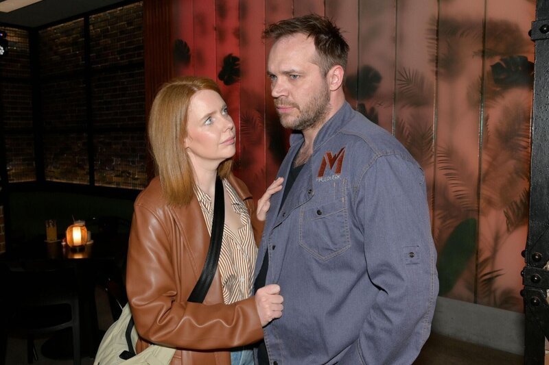 Toni (Olivia Marei) hat das Gefühl, dass Erik (Patrick Heinrich) ihr etwas verschweigt. – Bild: RTL /​ Rolf Baumgartner