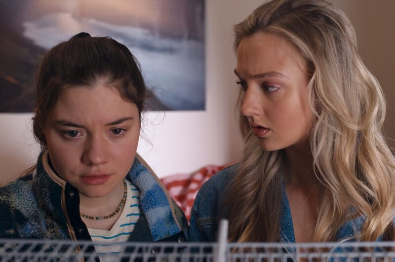 Trine (Hannah Schiller, l.) und Fiona (Lilly Krug, r.) beobachten Trines Mäuse, denen sie zu Versuchszwecken Bens grüne Pillen gegeben hat. – Bild: ZDF und Philipp Pfeiffer