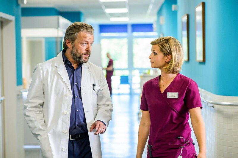 Prof. Wehmann (Roland Koch) und Lizzy Riedmüller (Theresa Underberg) kommen sich näher. – Bild: ORF/​ZDF/​Willi Weber