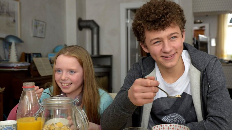 Frühstück bei der Großfamilie: Luis (Max Boekhoff) und Christians Tochter Gianna (Anna Büttner) verstehen sich auch gut. – Bild: ARD Degeto/​Christiane Pausch