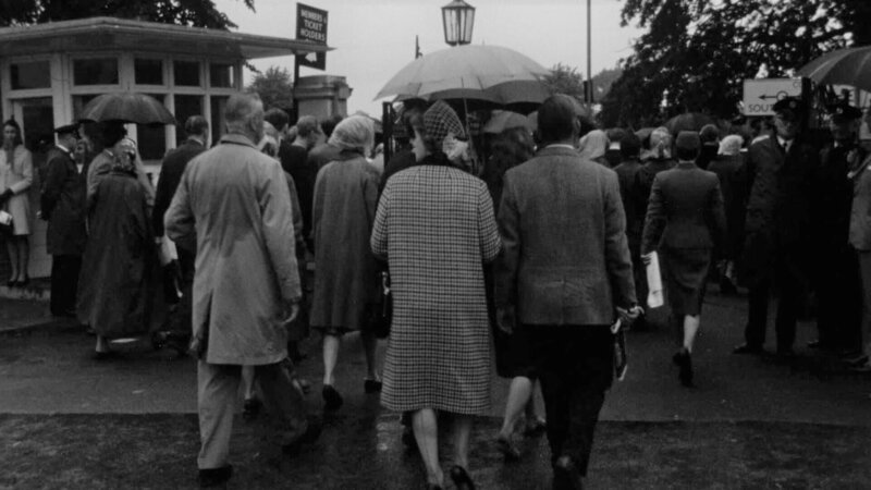 Beim Tennisturnier im englischen Wimbledon ist das Publikum auf Regen eingestellt. – Bild: BR /​ BR