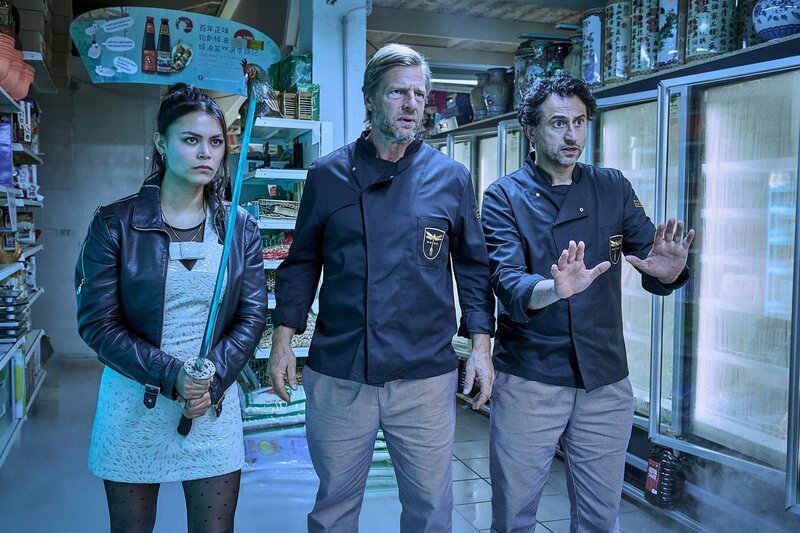 Sie stellen sich dem Monster: Suki (Tomomi Themann, l.), Holger (Henning Baum, M.) und Drago (Serkan Kaya, r.) erblicken den Dinosaurier Janni. – Bild: ZDF