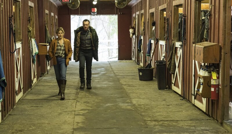 Sarah Allen (Jen Landon, l.); Jess LaCroix (Julian McMahon, r.) – Bild: CBS Broadcasting Inc.