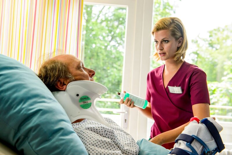 Holger Schruff (Martin Brambach) und Lizzy Riedmüller (Theresa Underberg). – Bild: ORF/​ZDF/​Willi Weber