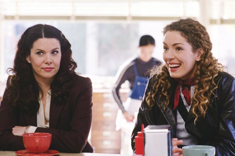 Als Rory wegen eines besonderen Essens nicht zum Freitagsdinner mitkommen kann, will Emily Lorelei (Lauren Graham, l.) verkuppeln, doch diese befindet sich bereits in einem Gefühlschaos, das auch durch die Rückkehr von Lukes Ex Rachel (Lisa Ann Hadley, r.) nicht unbedingt besser wird … – Bild: ATV
