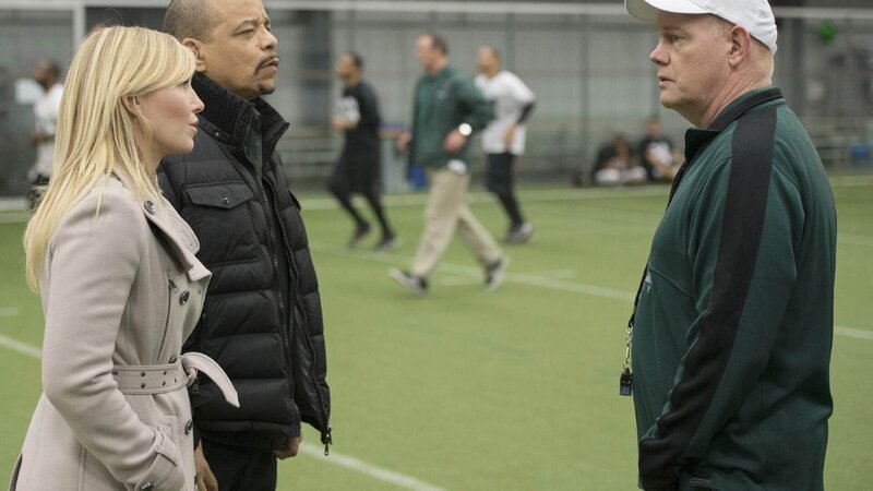 V.l.: Amanda Rollins (Kelli Giddish), Odafin „Fin“ Tutuola (Ice-T), Coach Bill Becker (Glenn Morshower) – Bild: TVNOW /​ NBC Universal