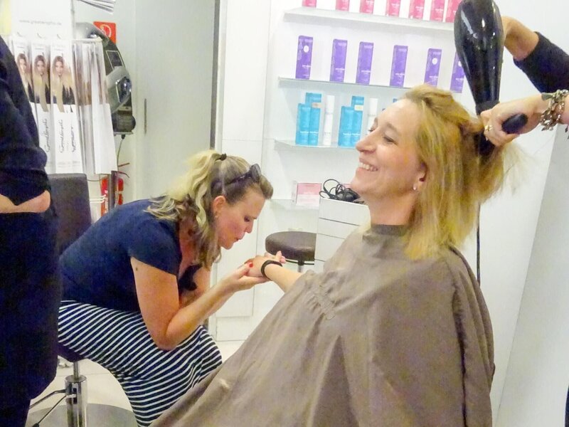 Regina (r.) hat ihr Outfit bereits geshoppt und sitzt beim Friseur. – Bild: RTL /​ Constantin Ent.