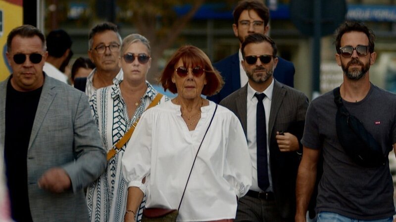 Sie entschied sich bewusst für einen öffentlichen Prozess: Gisèle Pelicot mit ihrer Familie und ihren Anwälten auf dem Weg zum Gericht. – Bild: SRF/​Capa Presse