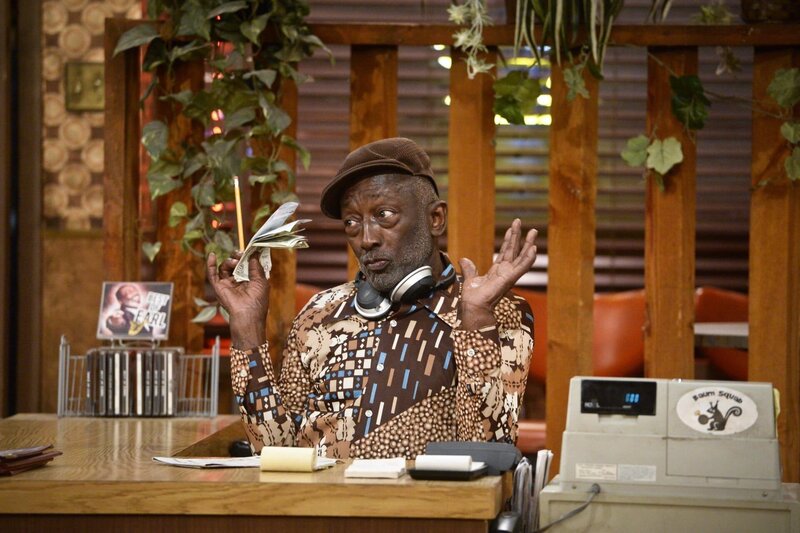 Wird Earl (Garrett Morris) Caroline und Max vermissen, wenn sie erst einmal ihre Dessert-Bar eröffnet haben? Die beiden kommen ihrem Ziel jedenfalls immer näher, als sie eine Maklerin damit beauftragen, Geschäftsräume für ihre Dessert-Bar zu finden … – Bild: GLEN
