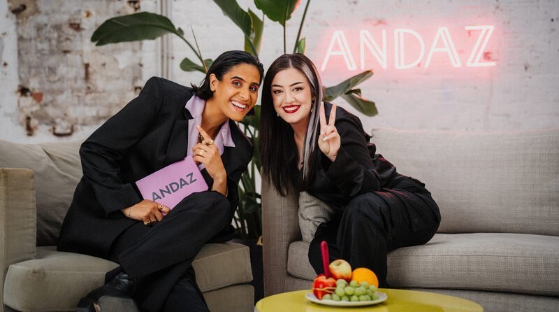 Moderatorin Tülin Tekkal (l) mit Stand-up-Comedienne Parshad Esmaeili. – Bild: WDR/​Luk Marx