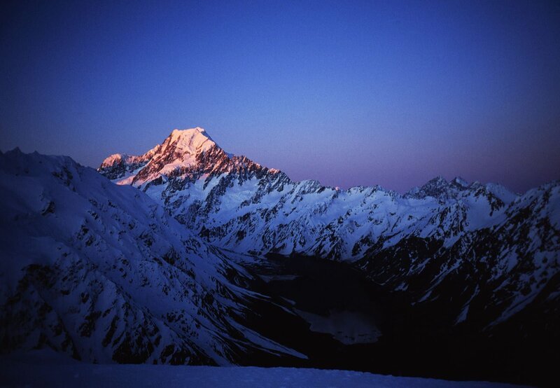 Der Film erzählt die Geschichte der vier Gebirgszüge in Japan, Australien, Europa und der Südinsel Neuseelands und ihrer Tierwelt, die unterschiedlicher nicht sein könnte. – Mount Cook, höchster Berg Neuseelands. – Bild: WDR/​ORF