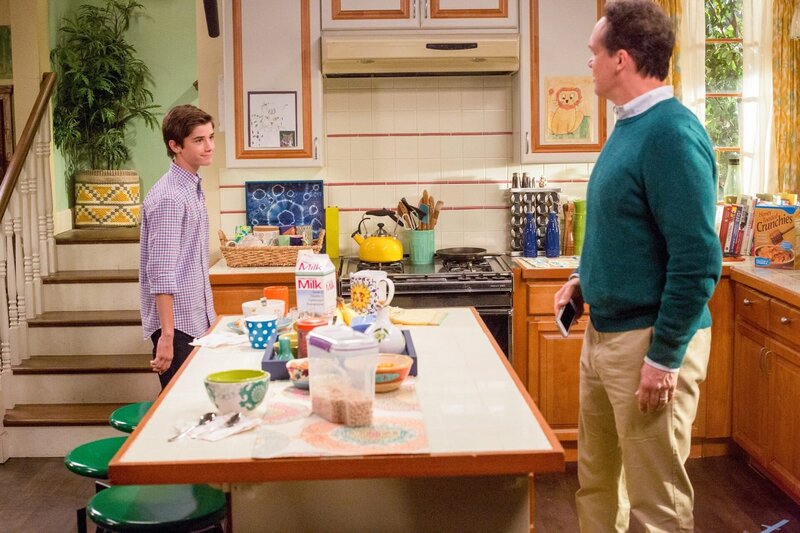 (v.li.): Daniel DiMaggio (Oliver Otto), Diedrich Bader (Greg Otto). – Bild: ORF/​Disney/​ABC/​Michael Ansell