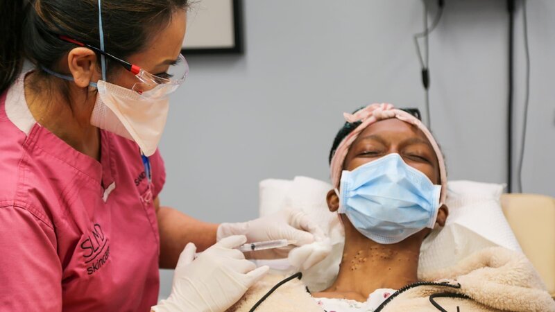 Dr. Lee injects Keke with some anesthesia. – Bild: Discovery Communications, LLC