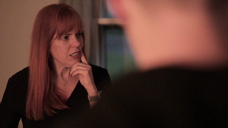 Amy Bruni looks concerned during a nighttime investigation at the Web family home, as seen on Travel Channel’s Kindred Spirits. – Bild: Travel Channel, L.L.C.