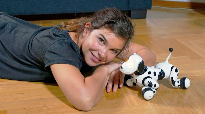 Anna schaut sich an, was ein Roboterhund alles draufhat. Weiteres Bildmaterial finden Sie unter www.br-foto.de. – Bild: BR/​Text + Bild Medienproduktion