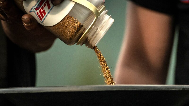 Close up of gold being poured into pan – Bild: Warner Bros. Discovery