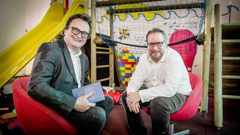 v.li: Hanno Settele und Benedikt Schwan, Autor des Buchs „Ohnekind“. – Bild: ORF, Neuland Film