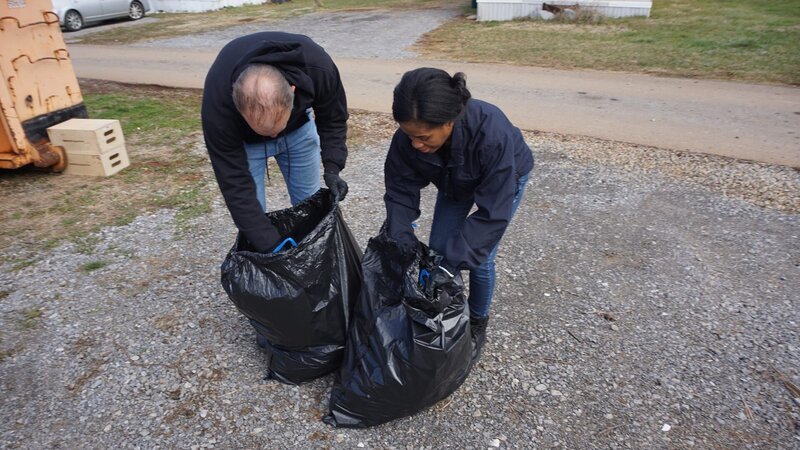 Recreation Photo – Det. Flavell and Officer Drummond search bags from the dumpster. – Bild: Discovery Communications, LLC