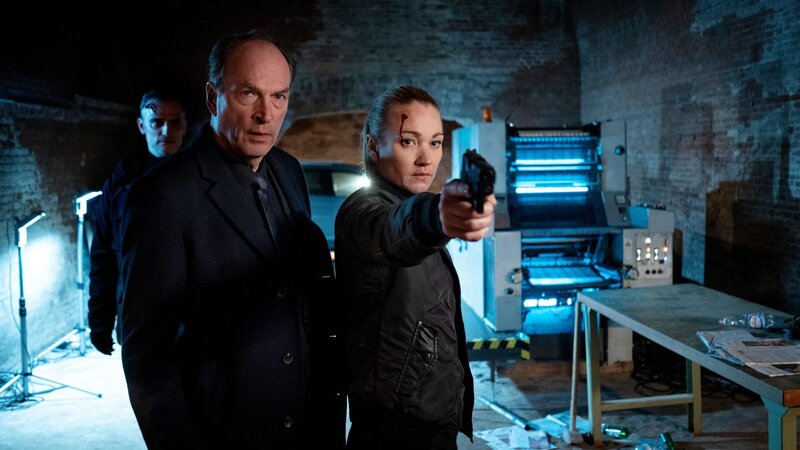 Anton Mehringer (Herbert Knaup, M.) und Sarah Kohr (Lisa Maria Potthoff, r.) stellen sich den „Geistern der Vergangenheit“. – Bild: ZDF und Christine Schroeder