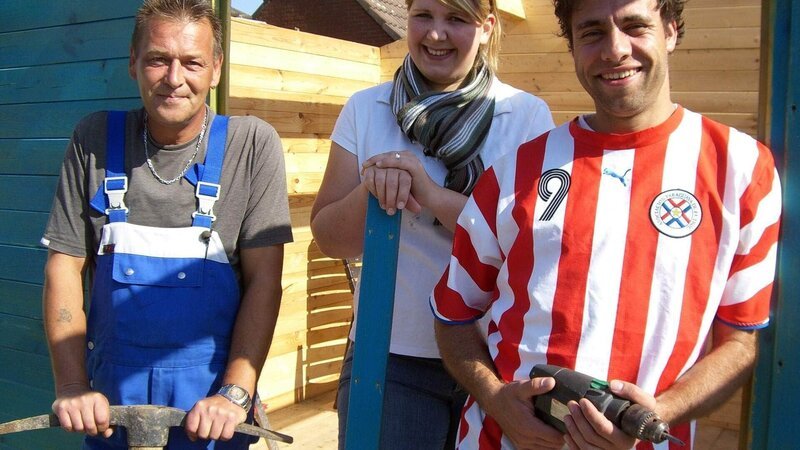 Und wieder Zoff beim Friedlichen Nachbarn. Gartenkumpel Ralle (l.) hilft Claus und Eva beim Aufbau der Laube bzw. mein Sortieren der Bretter. Durch miese Laune und jede Menge Stress kommen die drei einfach nicht zum Arbeiten. – Bild: RTL /​ Tokee Bros. /​ KH