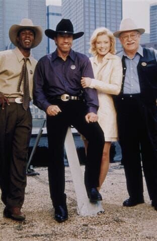 Francis Gage (Judson Mills), Alex Cahill (Sheree J. Wilson), Cordell Walker (Chuck Norris), Sidney Cooke (Nia Peeples) und James Trivette (Clarence Gilyard Jr.) – Bild: Nitro
