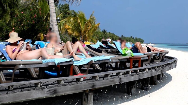 Touristen aus der ganzen Welt genießen die exklusiven und luxuriösen Hotelanlagen auf den Malediven. – Bild: ZDF