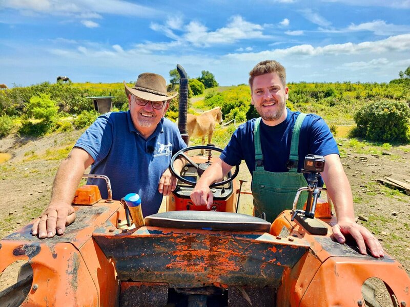 Bauernreporter Ralf Herrmann (r.) und Olaf – Bild: RTL /​ Folge 07_001