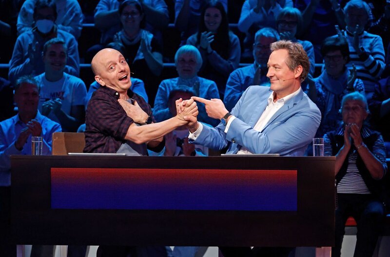 Ein tolles Team: Rateteam-Kapitän Bernhard Hoëcker (l.) und der Fernsehmoderator Eckhart von Hirschhausen (2.v.l.). – Bild: ARD/​Morris Mac Matzen