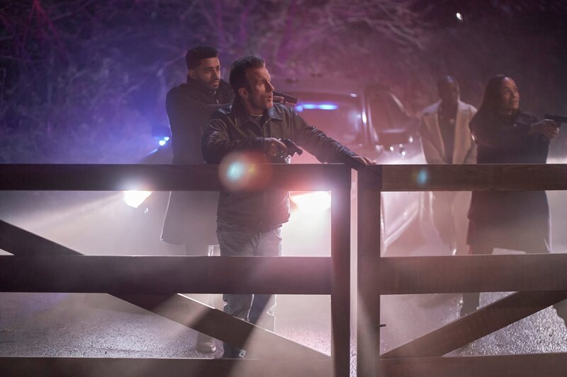 L-R: Mike Sherman (Ryan Broussard), Jason Grant (Scott Caan), Nikki Batista (Dania Ramirez) – Bild: Philippe Bosse /​ ©2023 Fox Media LLC /​ Philippe Bosse/​Fox/​Sony Pictures Television