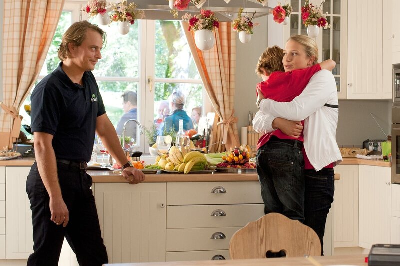 „Soko Kitzbühel“, „Spiel-Satz-Mord.“ Der Tennisschläger-Produzent Konrad Merz lädt im Rahmen des traditionsreichen Kitzbühel Tennis-Turniers zu einem Charity-Event auf seinem Anwesen. Unter den Gästen befinden sich Neo-Star Anja Haring, ihr ehemaliger Tennisakademie-Trainer Jan Kowalski und Mark Andersen. Als Kowalski nach dem ersten Charity-Tag ermordet aufgefunden wird, verdächtigt die Soko Andersen. Eine Rivalität zwischen ihm und Kowalski um die Eröffnung eines neuen Trainingscamps für junge Talente auf Mallorca könnte ein Motiv sein. Doch auch die komplizierten Familienverhältnisse von Merz werfen Fragen auf.Im Bild (v.li.): Florian Fischer (Leo Merz), Eva-Maria Grein von Friedl (Anja Haring), Samuel Jung (Tim Merz). – Bild: ORF/​BEO-Film/​Stefanie Leo