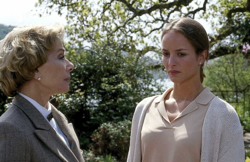 „Rosamunde Pilcher – Bis ans Ende der Welt“. Im Bild: Marian Carmichael (Monika Peitsch) möchte sich bei Sheila (Lara Joy Körner, re.) für ihr Verhalten entschuldigen, doch Sheila bleibt sehr zurückhaltend. – Bild: ORF (FS1/​FS2) /​ ORF2