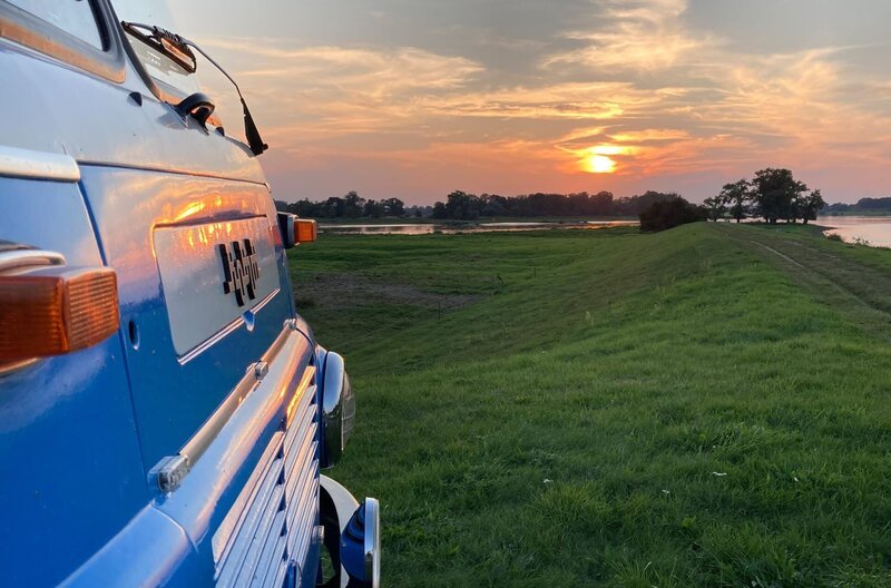 Einen Sommer lang fahren der blaue Robur-Bus und Besitzer Reinhard Rogge die Havel entlang von der Quelle bis zur Mündung. Die zweite Hälfte des Weges führt von Berlin bis nach Gnevsdorf, wo die Havel in die Elbe fließt: Unterwegs auf den Spuren der Geschichte und auf der Suche nach Menschen, die an der Havel ihr Glück finden. – Der Robur-Bus am Zusammenfluss von Havel und Elbe. – Bild: rbb/​Johannes Unger
