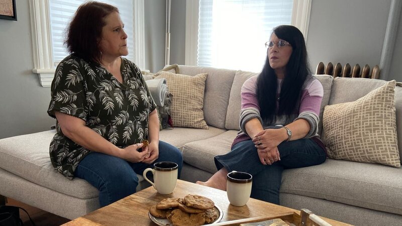 Susan Gibbons and her sister Sandy Gibbons are having conversation. – Bild: Discovery Communications, LLC