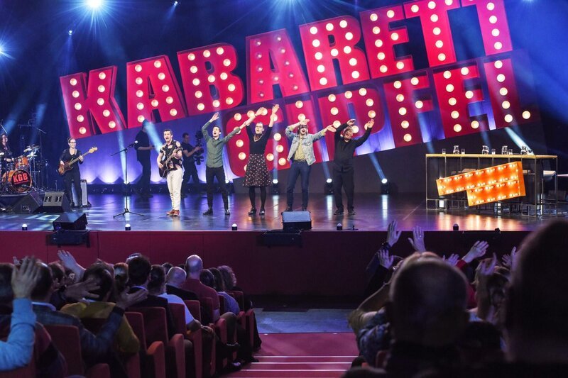 v.li.: Omar Sarsam, Clemens Maria Schreiner, Martina Schwarzmann, Berni Wagner, Andreas Vitásek – Bild: Hubert MICAN /​ ORF /​ e&a film