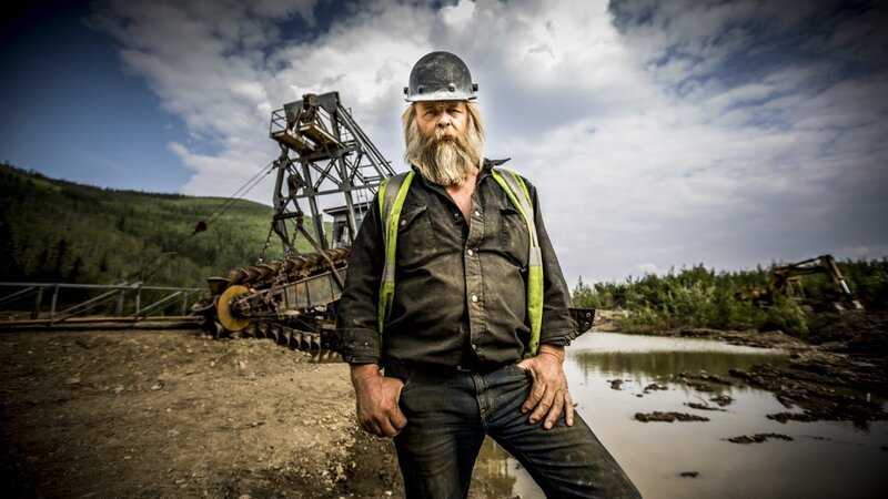 Tony Beets standing in front of the dredge. – Bild: Discovery Communications/​Justin Curran