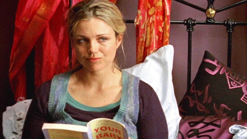 Die Schwangerschaft wird problematisch: Tess (Bridie Carter) steht kurz vor einem Abort. – Bild: TVNOW