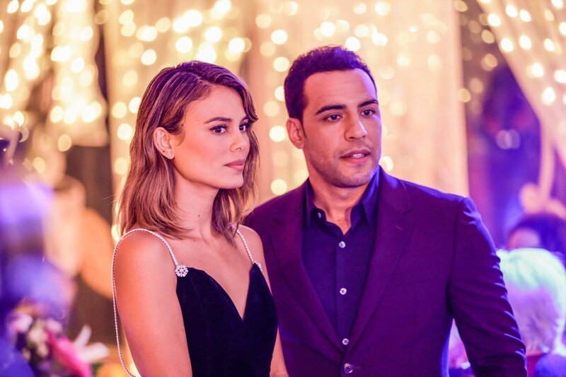 Nathalie Kelley (Noa), Victor Rasuk (Daniel). – Bild: ORF/​Universal/​ABC/​Kenneth Rexach