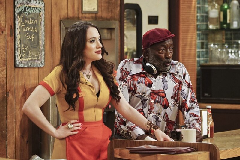 Max (Kat Dennings, l.) und Caroline mobilisieren für die Verwirklichung ihrer Dessert-Bar alle Kräfte und bitten unter anderem auch Earl (Garrett Morris, r.) um Hilfe. In der Zwischenzeit will Caroline sich um den Erwerb einer Lizenz für Alkoholausschank kümmern … – Bild: PLURIMEDIA (Warner Bros)
