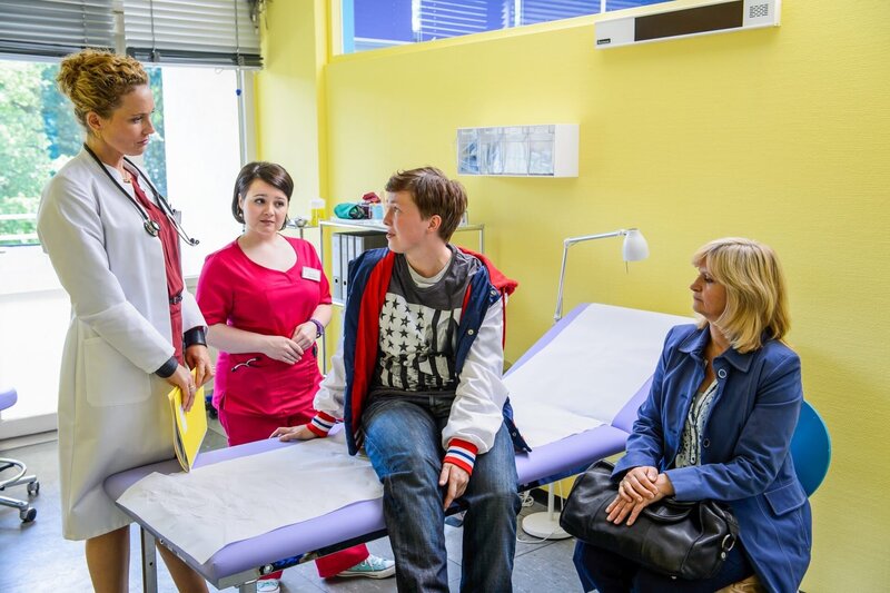 (v.li.): Claudia Hiersche (Dr. Helena von Arnstett), Carolin Walter (Talula Pfeifer), Jana Julia Roth (Niklas Hanisch), Johanna Gastdorf (Angela Hanisch). – Bild: ORF/​ZDF/​Willi Weber