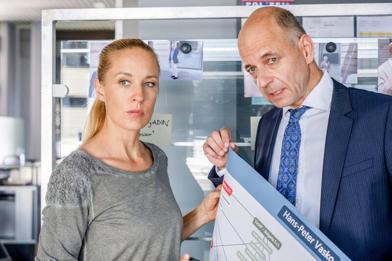 Lilian Klebow (Penny Lanz), Paul Matic (Dr. Seiler). – Bild: ORF/​Satel Film/​Petro Domenigg
