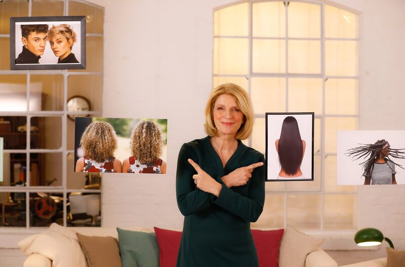 Locken oder glatte Haare – immer hätte man gern das, was man nicht haben kann. Denn unsere Haarstruktur ist genetisch festgelegt. Warum manche Menschen Locken haben und andere nicht, erklärt uns Susanne Holst bei „Wissen vor acht – Mensch“. – Bild: ARD/​Mike Christian