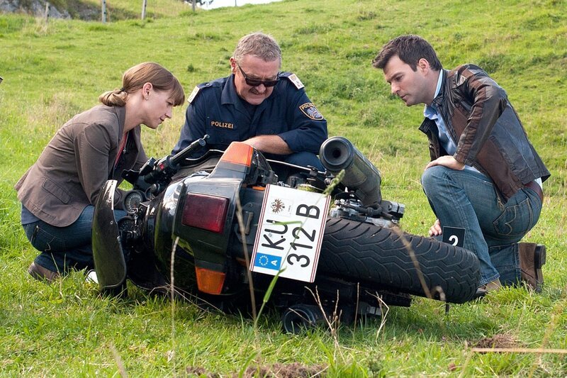 SOKO Kitzbühel Staffel 12 Folge 11 Bei Ermittlungen: Kristina Sprenger als Karin Kofler, Ferry Oellinger als Kroisleitner, Jakob Seeböck als Lukas Roither – Bild: SRF/​ORF