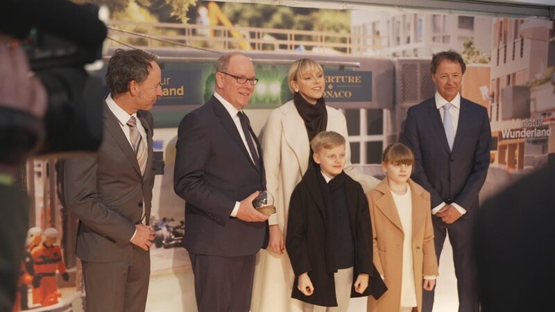 Eröffnung Monaco: Fürst Albert und Charlene mit den beiden Kindern, Gebrüder Braun – Bild: Curiosity TV