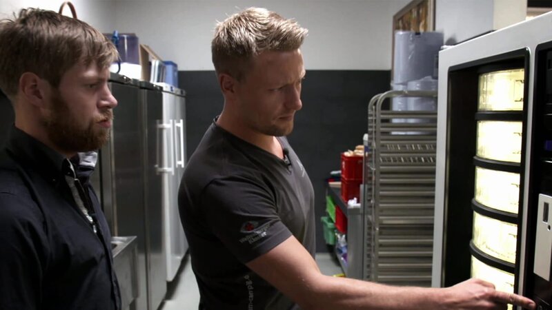 Maximilian (r.) – Bild: Warner Bros. Discovery